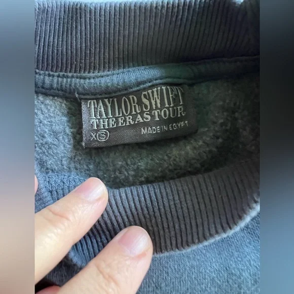 ✨Taylor Swift Eras Tour✨ Blue Crewneck Sweatshirt - Picture 4 of 6